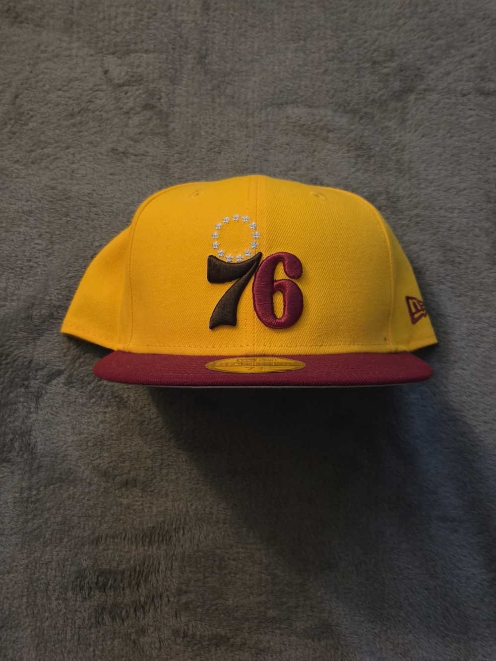 New Era 59Fifty Philadelphia 76ers Gold Burgundy Throwback Fitted Cap Size 7 3/4 - Picture 3 of 5